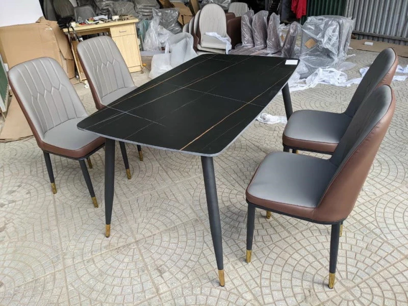 Bàn ăn chân sắt mặt đá
