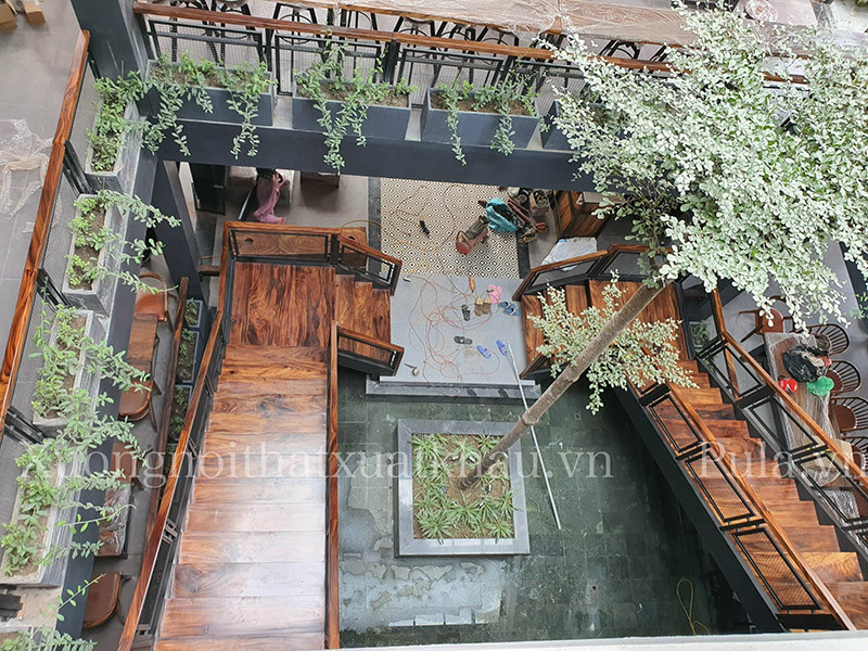 Cầu thang của quán