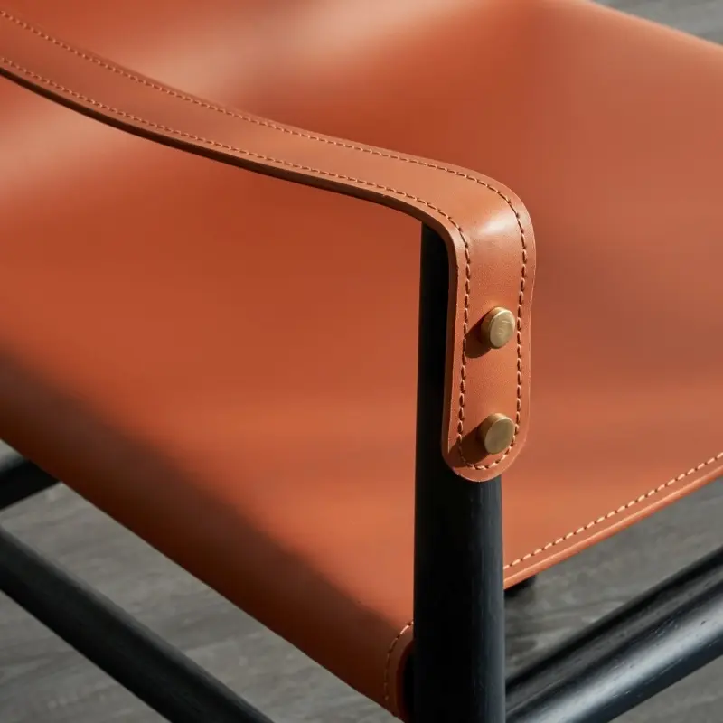 Chi tiết tay ghế ăn gỗ bọc da cao cấp Saddle