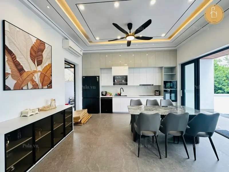 Khu vực bếp với bộ bàn ăn hiện đại, hệ thống tủ bếp trang nhã