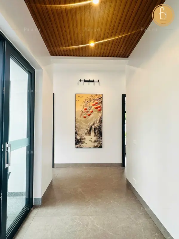 Hành lang với hệ thống đèn âm trần và tranh Decor nghệ thuật