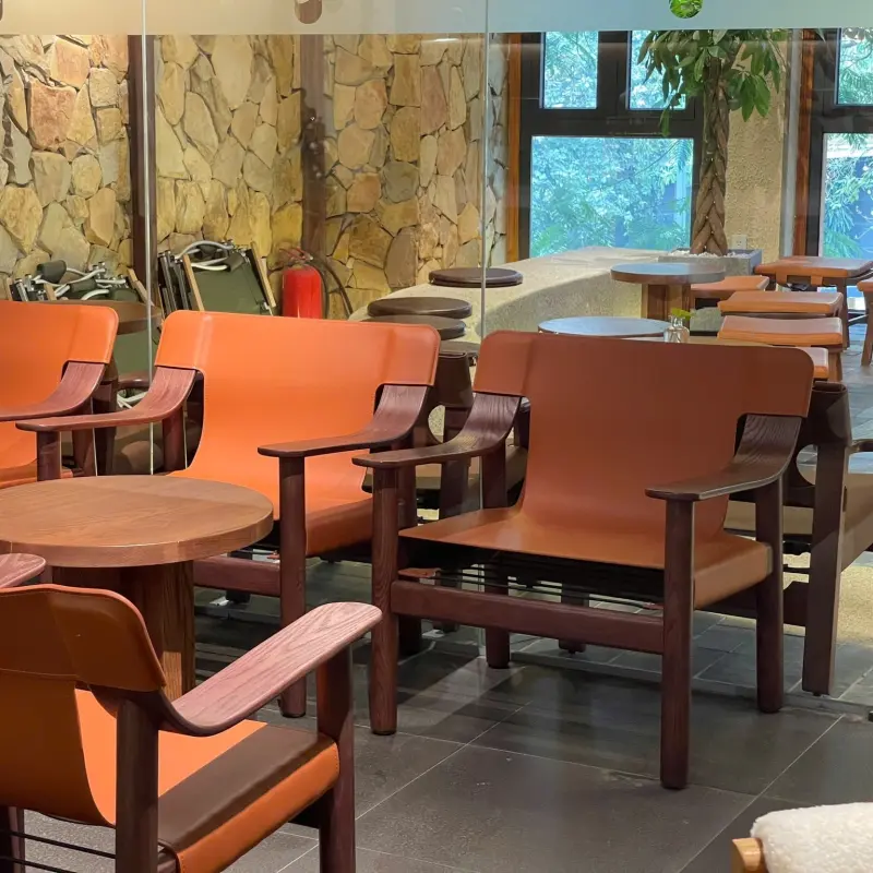 Ghế Armchair gỗ bọc da Bernard tại quán Cafe
