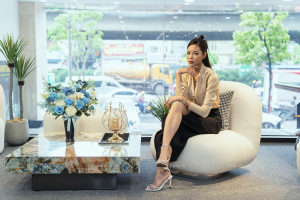 Bộ sofa cánh V32 tại showroom