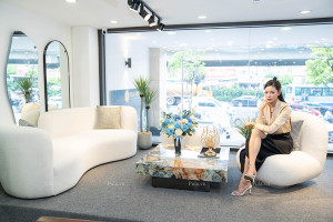 Bộ sofa cánh V32 tại showroom