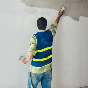 Xử lý bề mặt trước khi sơn để đảm bảo lớp sơn đẹp và bền màu