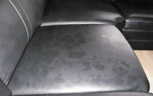 Các vết bẩn loang lổ khiến sofa mất tính thẩm mỹ