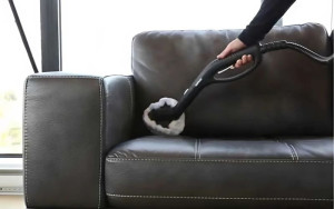Đưa máy vào các khe hở, góc cạnh để hút hết bụi bẩn