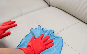 Dùng khăn mềm để lau khô sau khi sofa đã được làm sạch