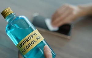 Sử dụng dung môi Isopropyl Alcohol để sofa luôn sạch sẽ