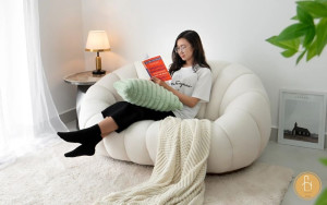 Thoải mái nghỉ ngơi, đọc sách trên ghế sofa trong phòng ngủ của mình