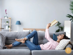 Sofa có thể bị bẩn do bụi bẩn và mồ hôi từ cơ thể khi nằm lên.