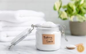 Làm sạch bề mặt sofa nỉ chỉ với baking soda