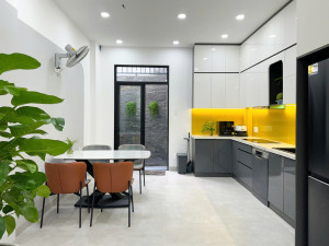 Khu vực bếp hiện đại với gam màu tươi sáng