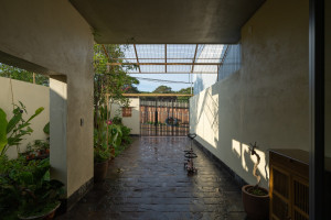 Sân vườn xanh mát trước cửa